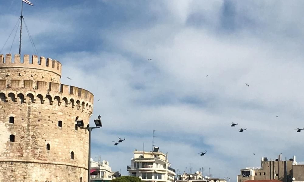 28η Οκτωβρίου: Ελικόπτερα και f-16 “έσκισαν” τον ουρανό της Θεσσαλονίκης (βίντεο)